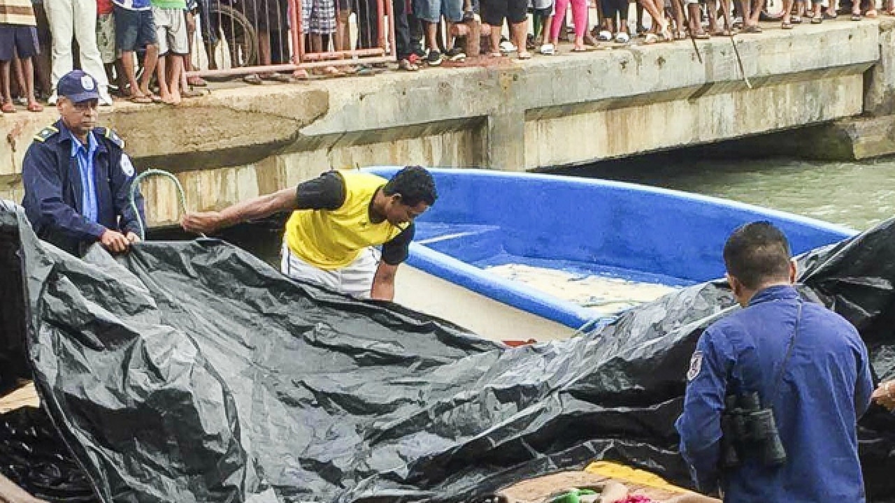 tourist boat sinks in costa rica