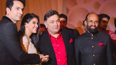 Rishi Kapoor happily posing with the couple