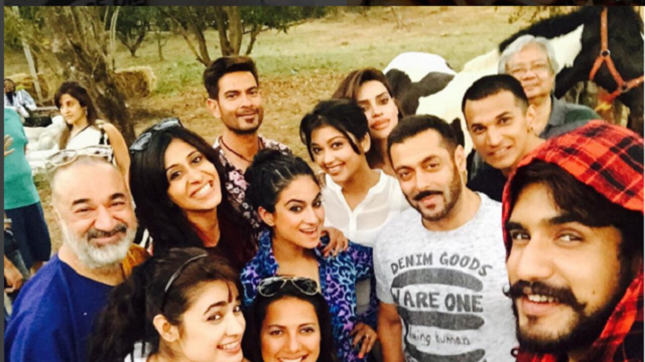 'Bigg Boss 9' contestants party at Salman Khan's farmhouse; Rishabh