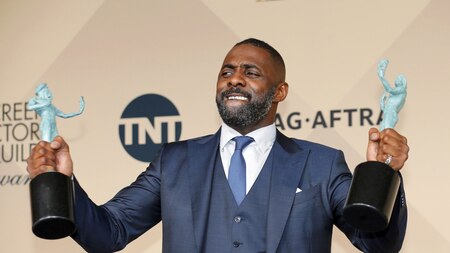 Idris Elba showing off in the press room