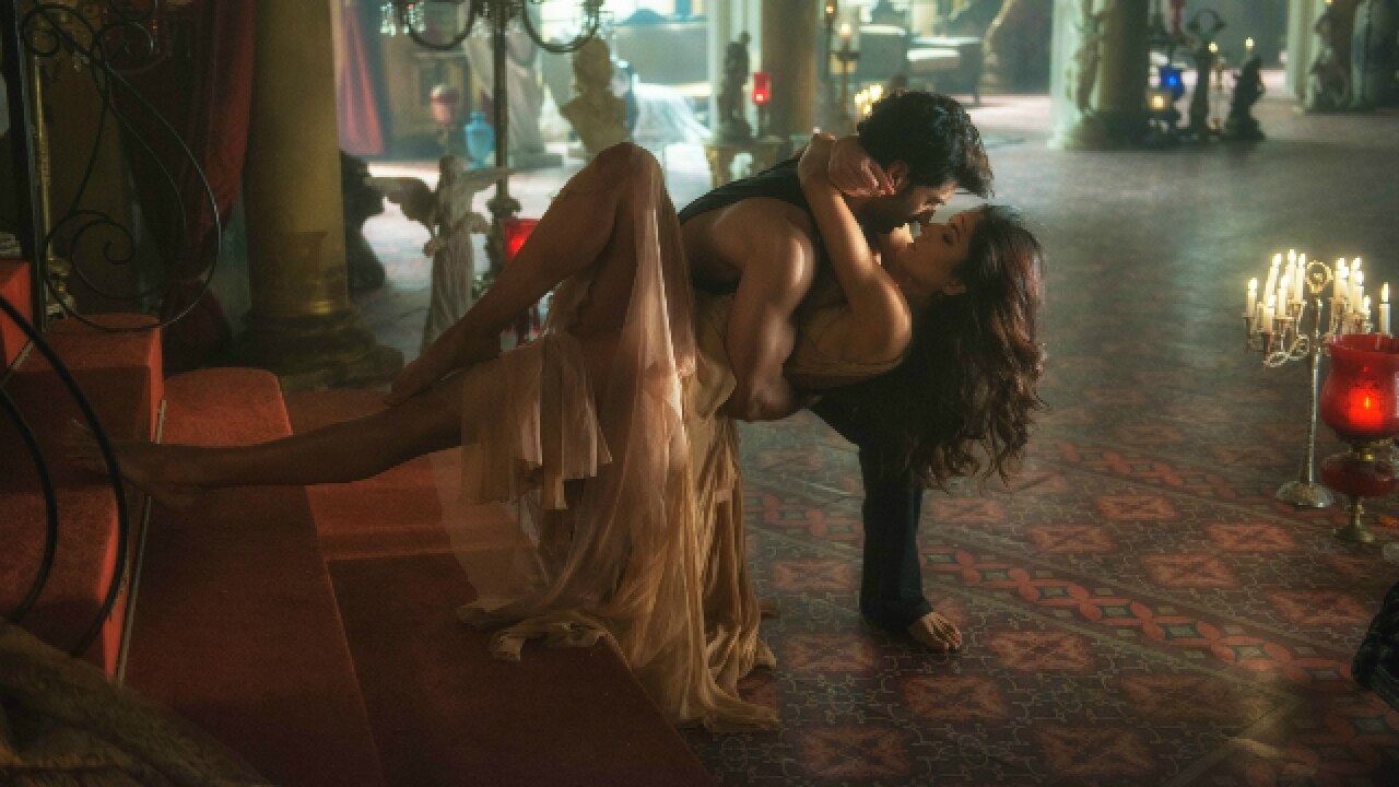 Longest liplock ever? Katrina Kaif and Aditya Roy Kapur to have a 3-minute long kiss in Fitoor! Longest liplock ever? Katrina Kaif and Aditya Roy Kapur to have a 3-minute long kiss in Fitoor!