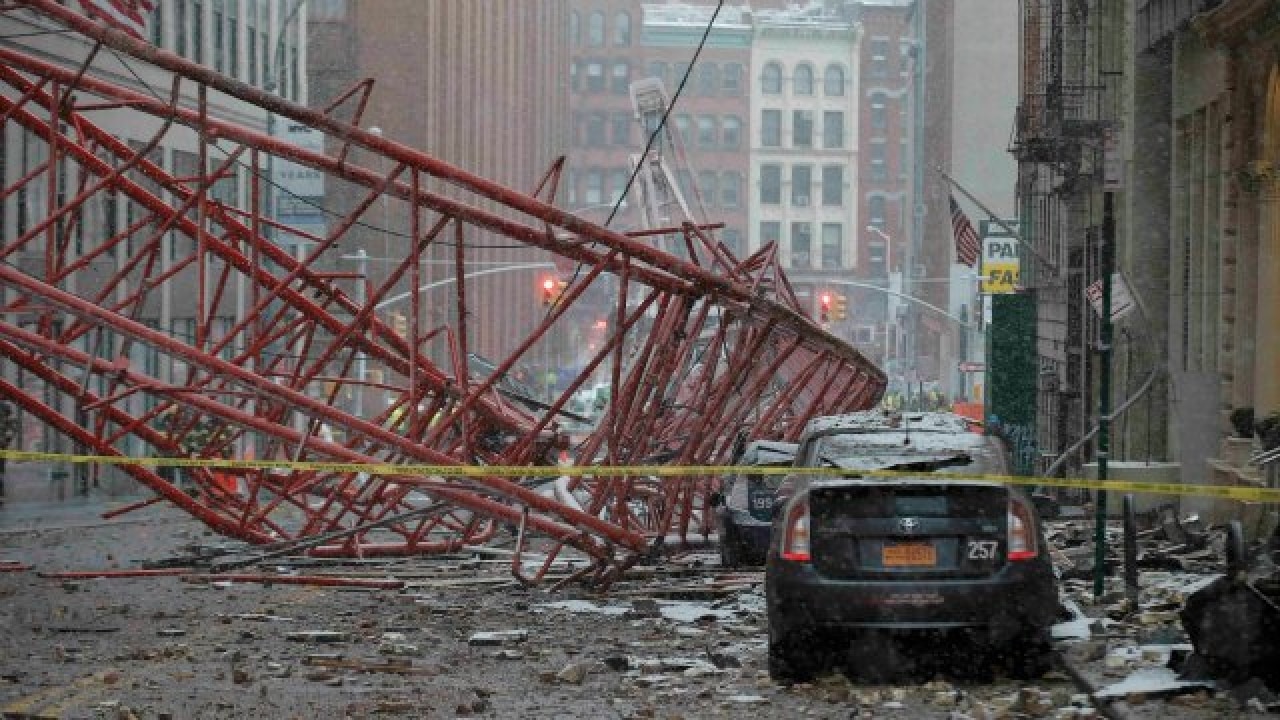 New York At least one dead after construction crane collapses in Manhattan