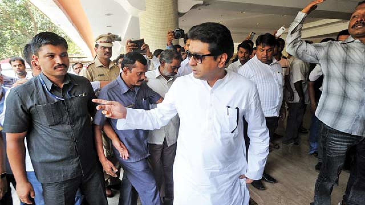 Beat up outsiders who play Holi with water: Raj Thackeray