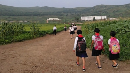 Children going to school in Tumangang.