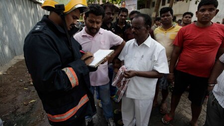 In conversation with the residents of the area where fire was reported (Photo Courtesy - Abhinav P Kocharekar)