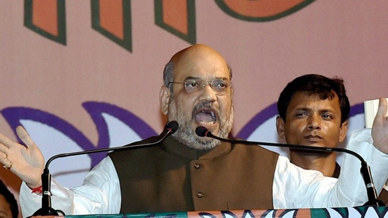 Vvip chopper scam: congress activists burn amit shah's effigy