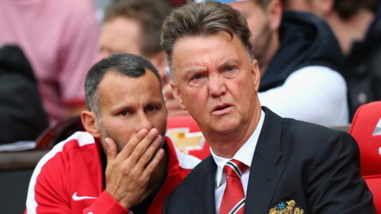 Watch Man Utd Manager Louis Van Gaal Pulls Reporter S Hair After Being Asked About Fellaini