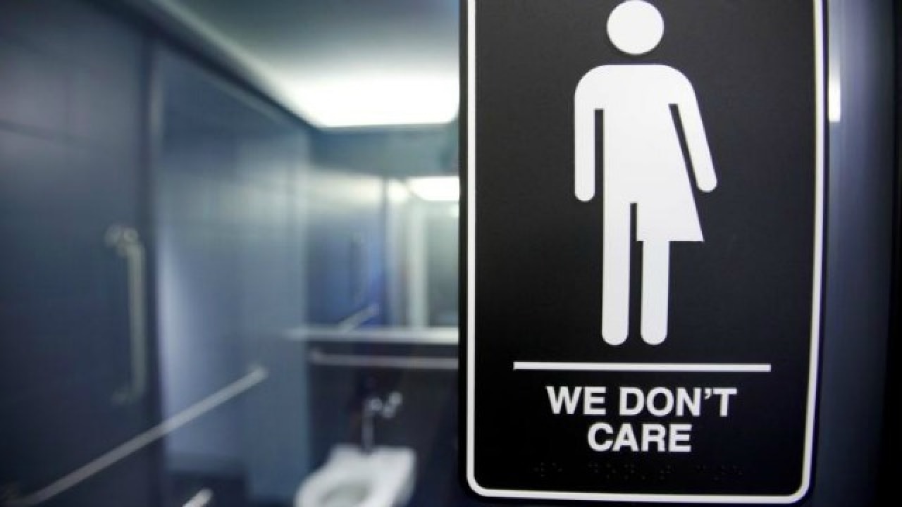 Give transgender students bathroom rights US govt to schools