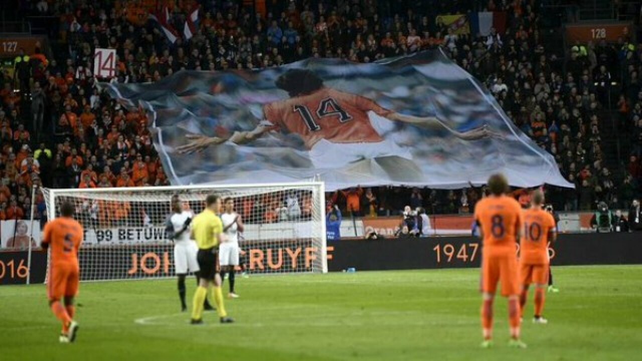 Fans' tributes at last farewell to Johan Cruyff 