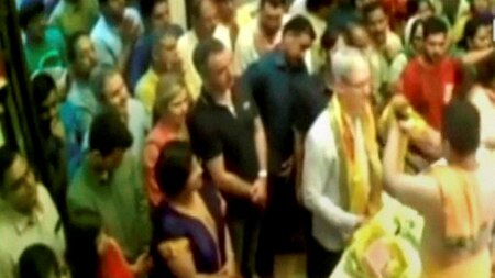 Tim Cook visits Siddhivinayak Temple