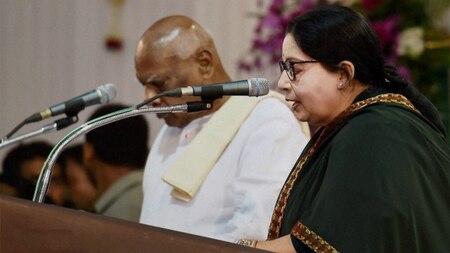 K Rosaiah administering the oath of secrecy to Jayalalithaa