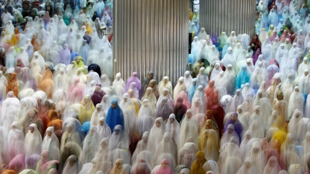 Ramadan Tarawih Prayer, Istiqlal mosque, Indonesia