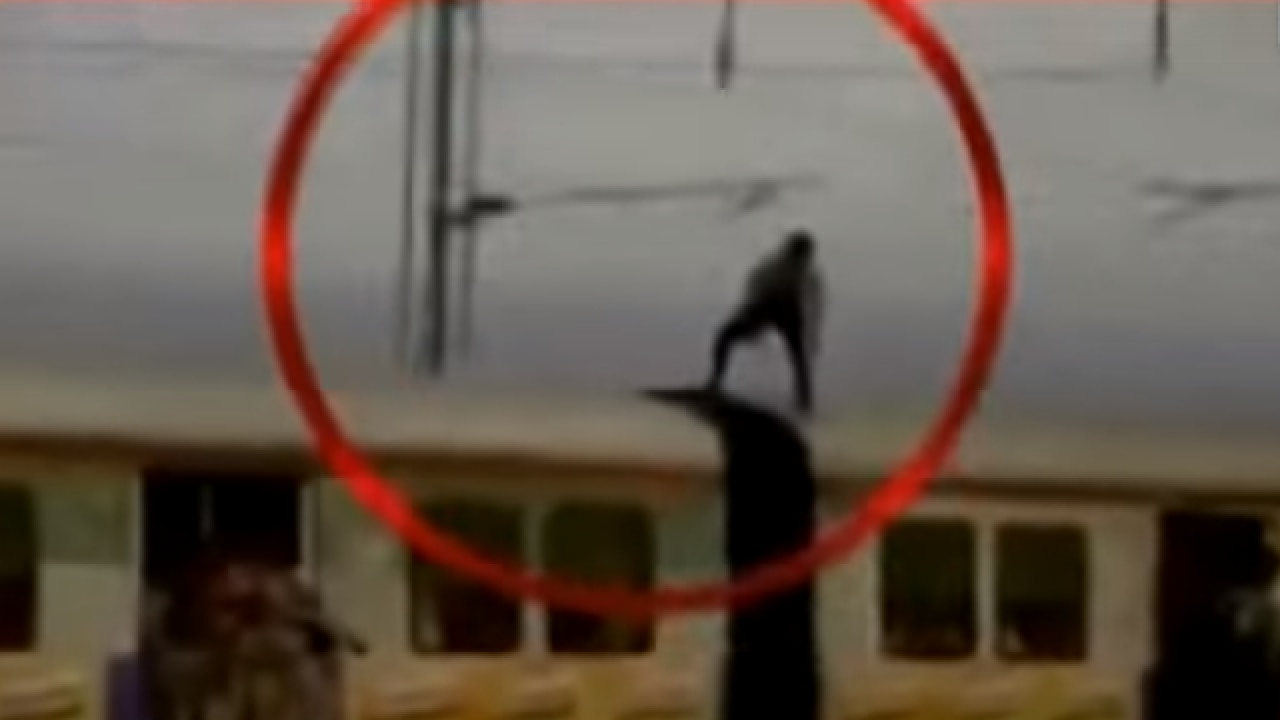 Watch Youth Performs Extremely Dangerous Stunt Atop Mumbai Local Train 3692