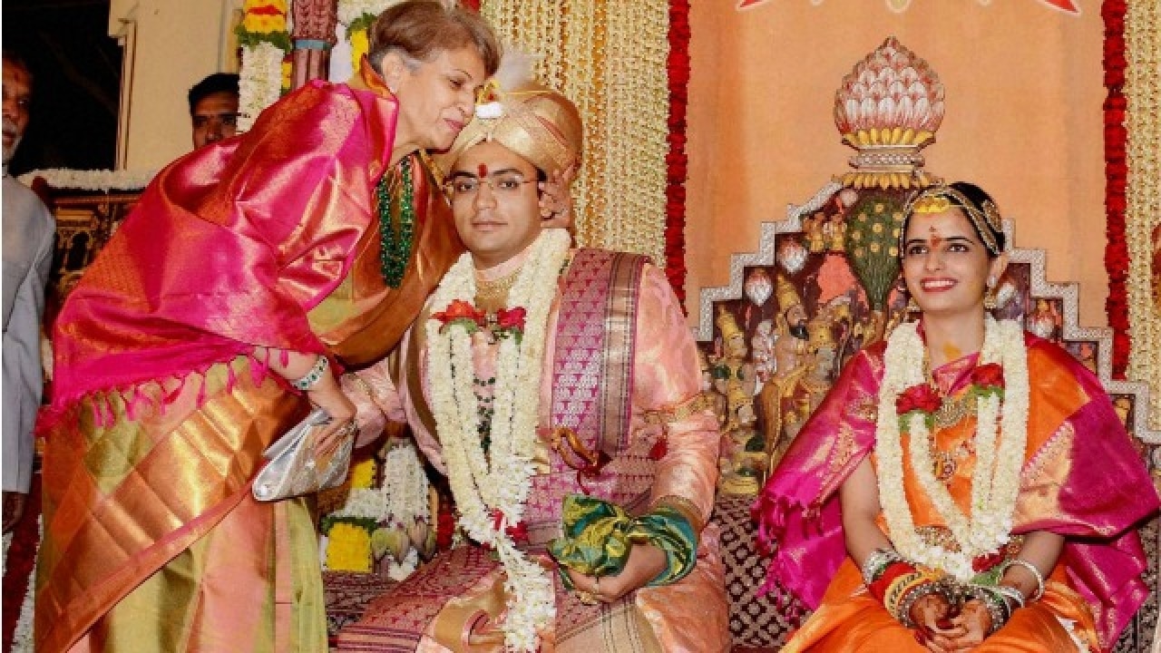 Khluwhavjhtzgm https www dnaindia com india photo gallery in pictures the big fat royal indian wedding scion of wodeyar dynasty ties knot with rajasthan princess 2228988 pramoda devi wodeyar with the newly wed couple 2228992