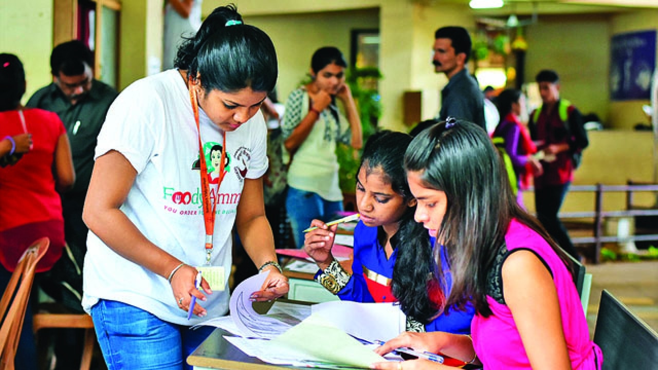 Mumbai: SK Somaiya College Seniors Help Freshers Overcome Admission Woes