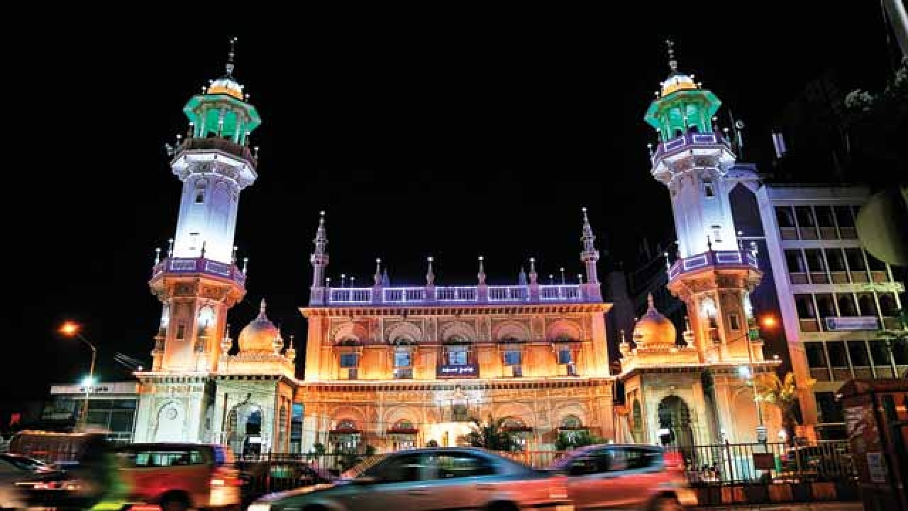 Food aside Mastani dress fever grips Mohammad Ali road visitors