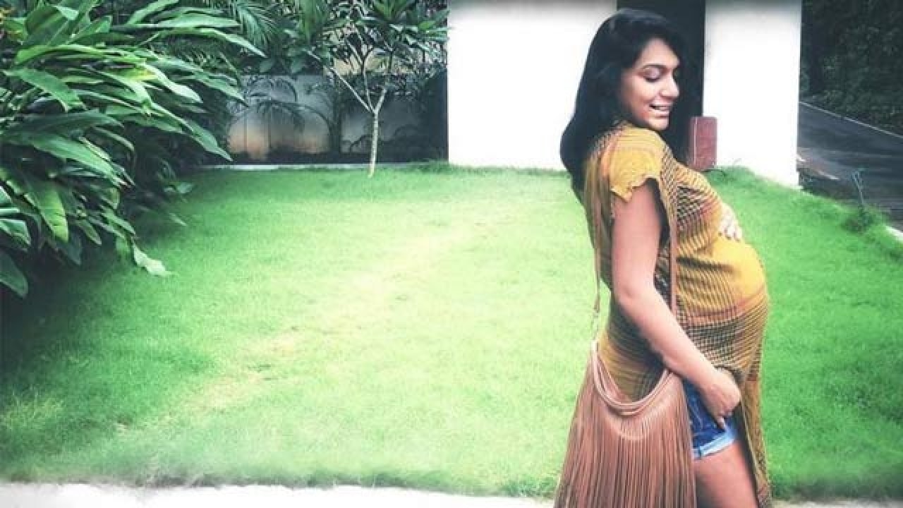 Mom To Be Shveta Salve Shows How To Flaunt A Baby Bump In Style Watch the best short videos of shweta salve(@salve.shweta).