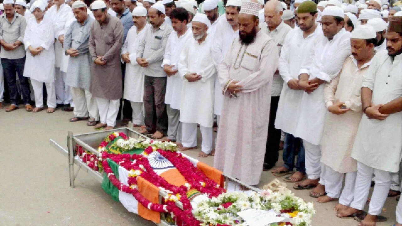 Thousands bid emotional farewell as hockey legend Mohd Shahid laid to rest