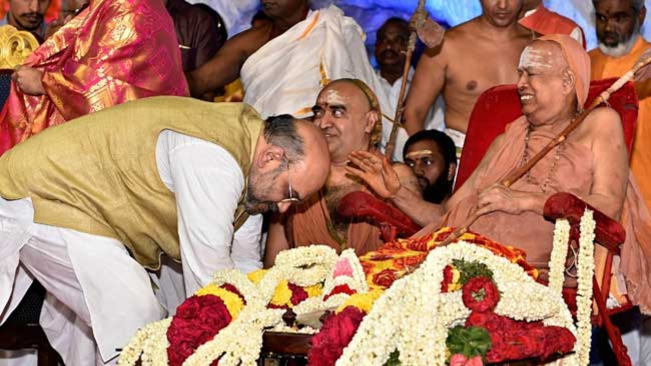 Sri Jayendra Saraswati hospitalised after complaining of breathing problem