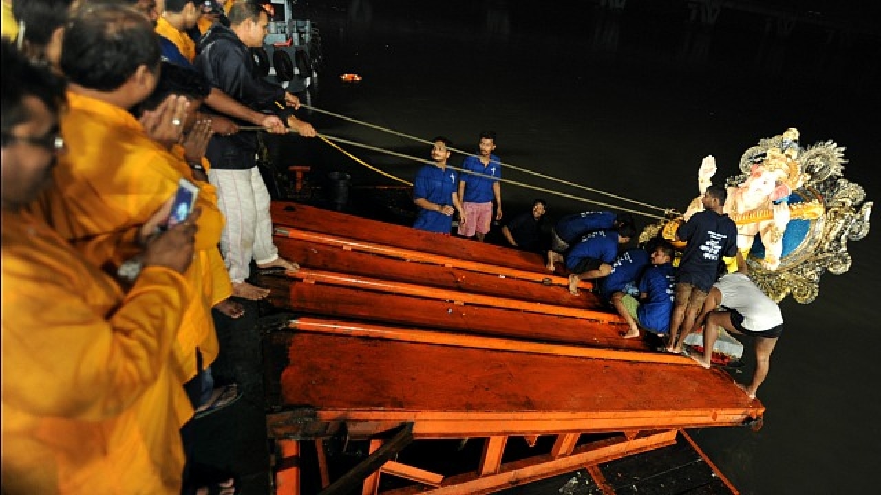 Ganesh idol reeled out for visarjan in Thane