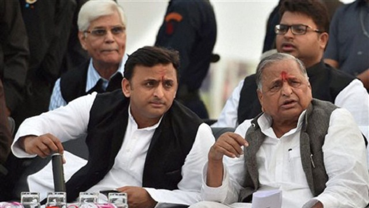 Akhilesh makes peace with uncle Shivpal Yadav; Mulayam cracks the whip, ensures truce