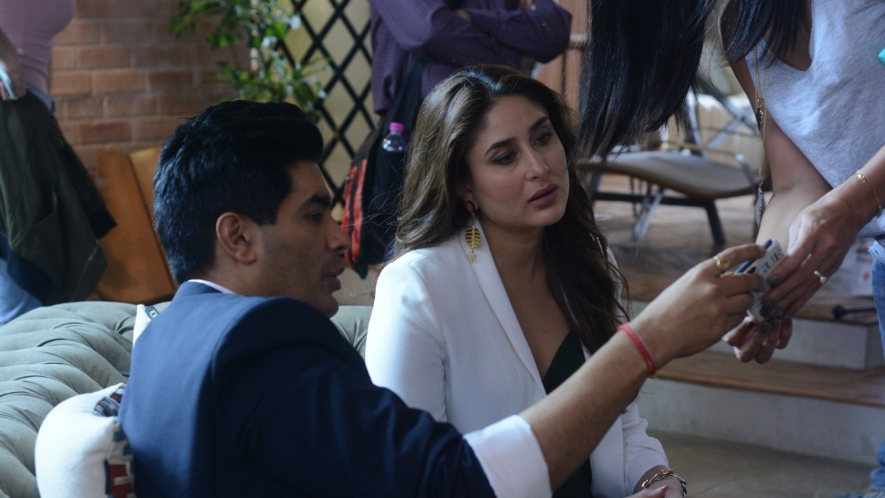 9 Years Later Kareena Kapoor Reveals How Her Look From Jab We Met Fell In Place Most people on the set hated the song aaoge jab tum because they thought it didn't fit with the youthful tone of the film. from jab we met fell