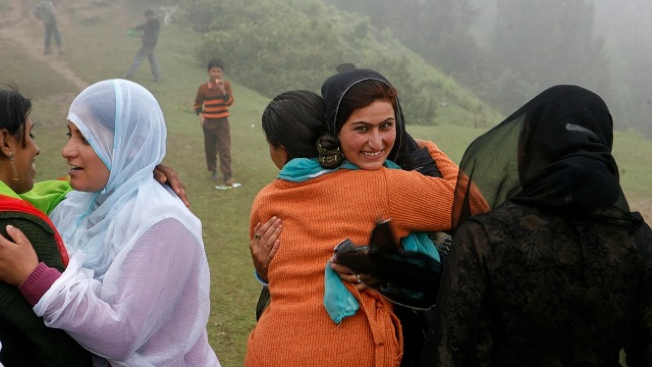 Keep calm and 'Jadoo Ki Jhappi': Indian Army launches hug campaign to ...