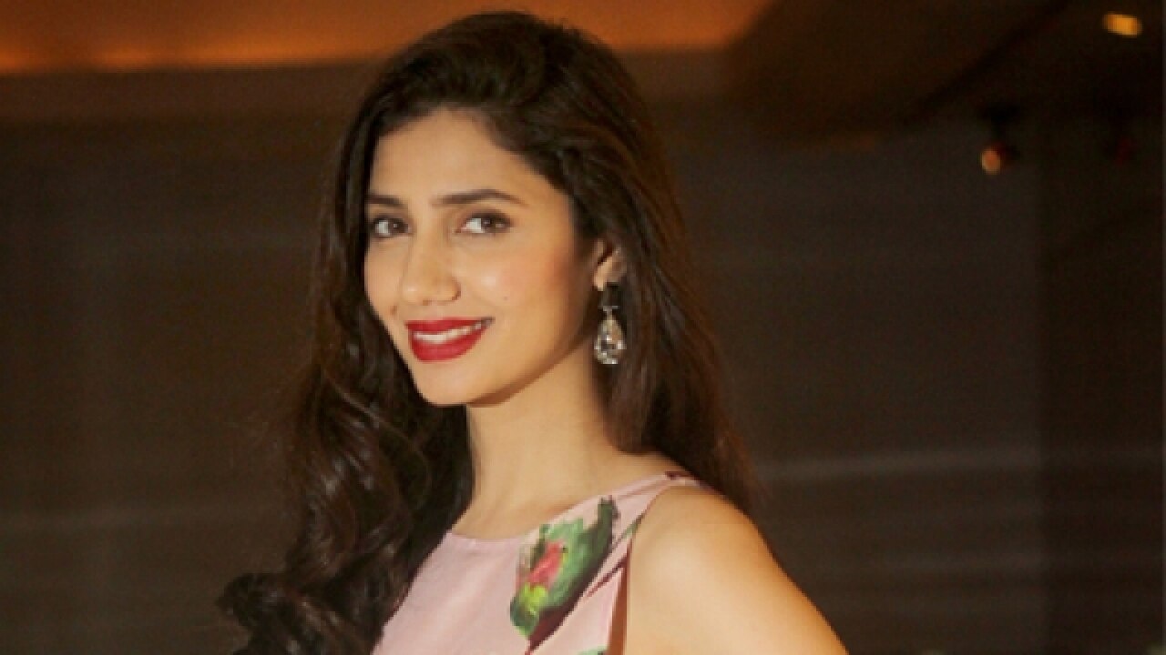 Post ban in India, 'Raees' heroine Mahira shares Pakistani artiste’s FB ...