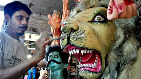 Artist gives final touches to clay idols