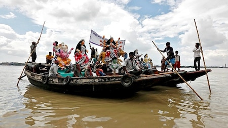 Idols being transported on boats through Ganga