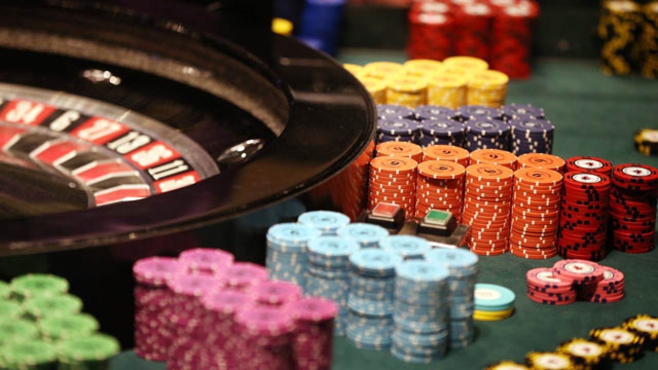 Police busts illegal casino in Kolkata, 32 arrested