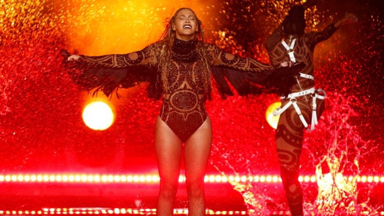 Bleeding ear, don't care! Beyonce rips off earring during concert Bleeding ear, don't care! Beyonce rips off earring during concert