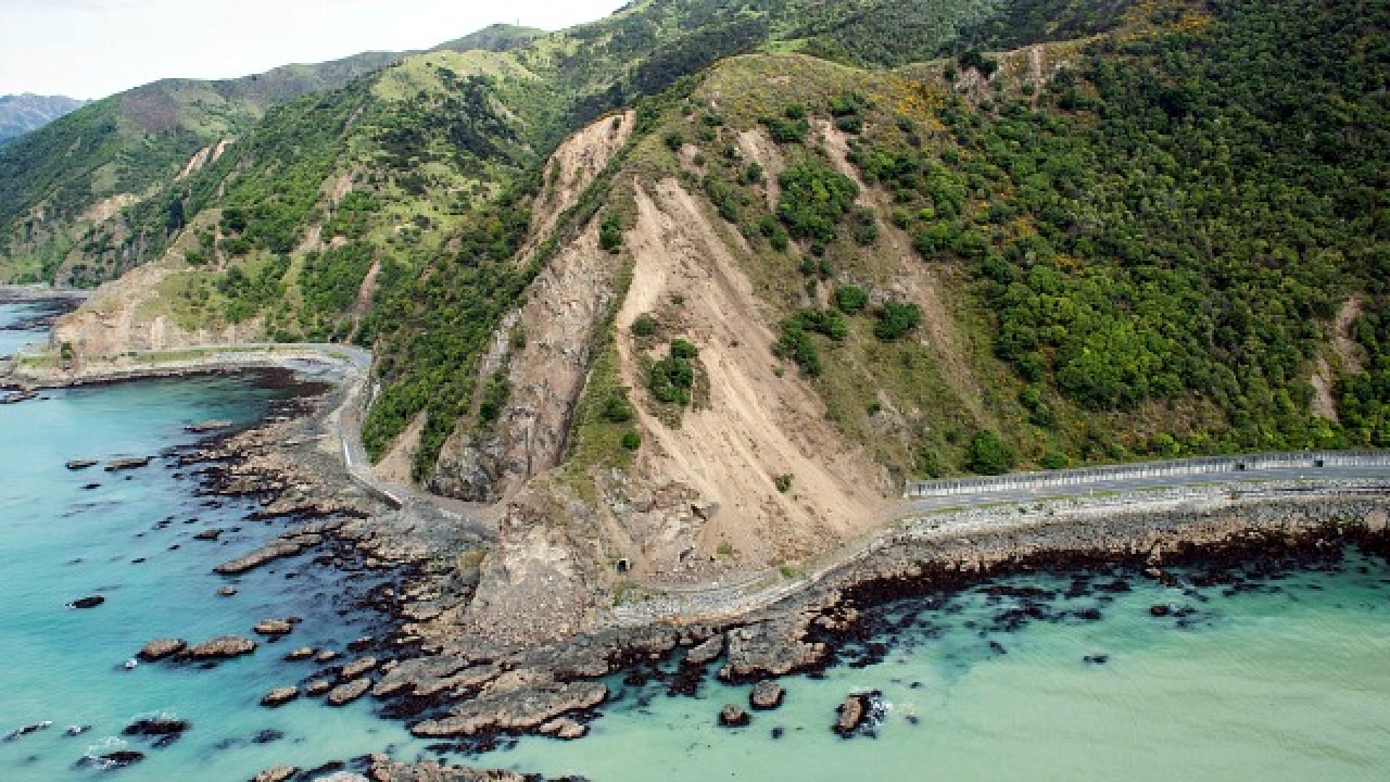 In Pictures New Zealand Earthquake Of 7 8 Magnitude Leaves Roads