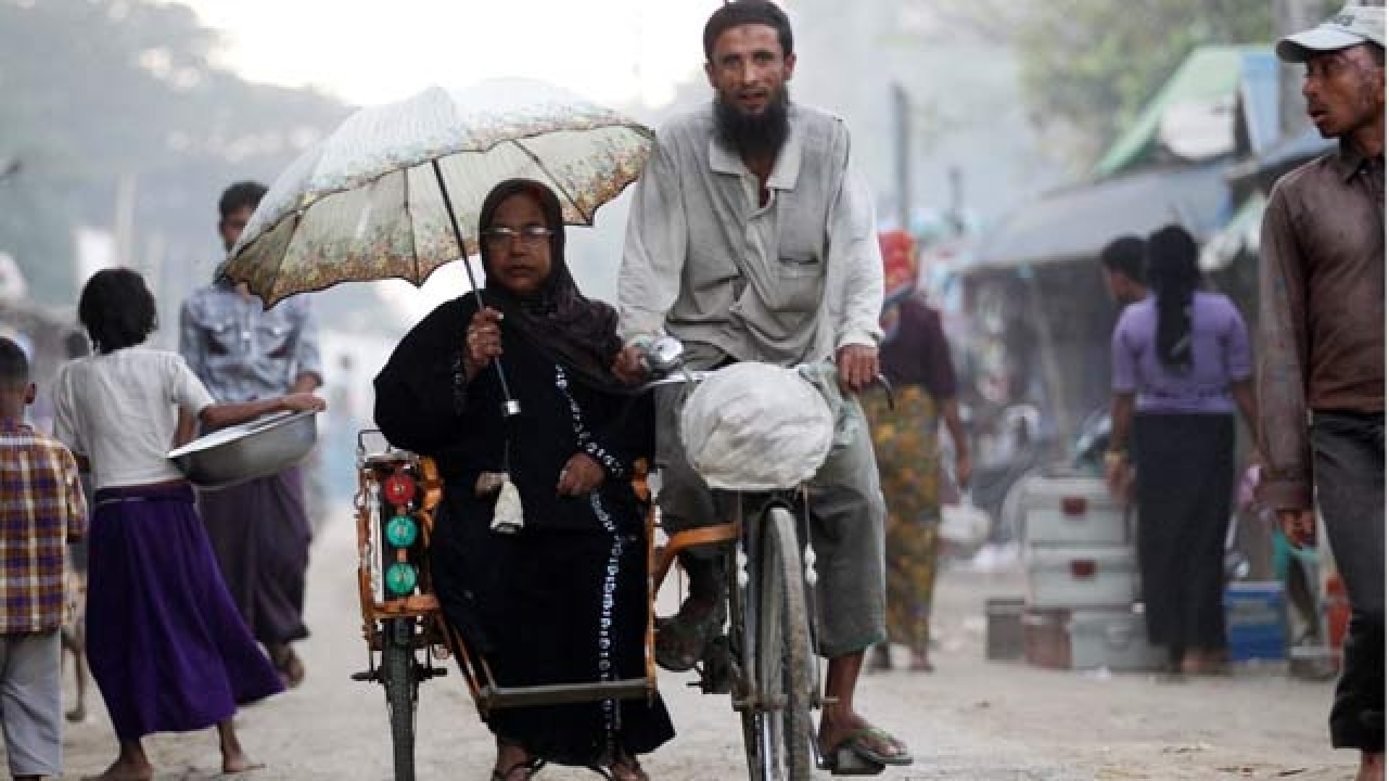 Myanmar Hundreds Of Rohingya Muslims Flee To Bangladesh Amidst Army