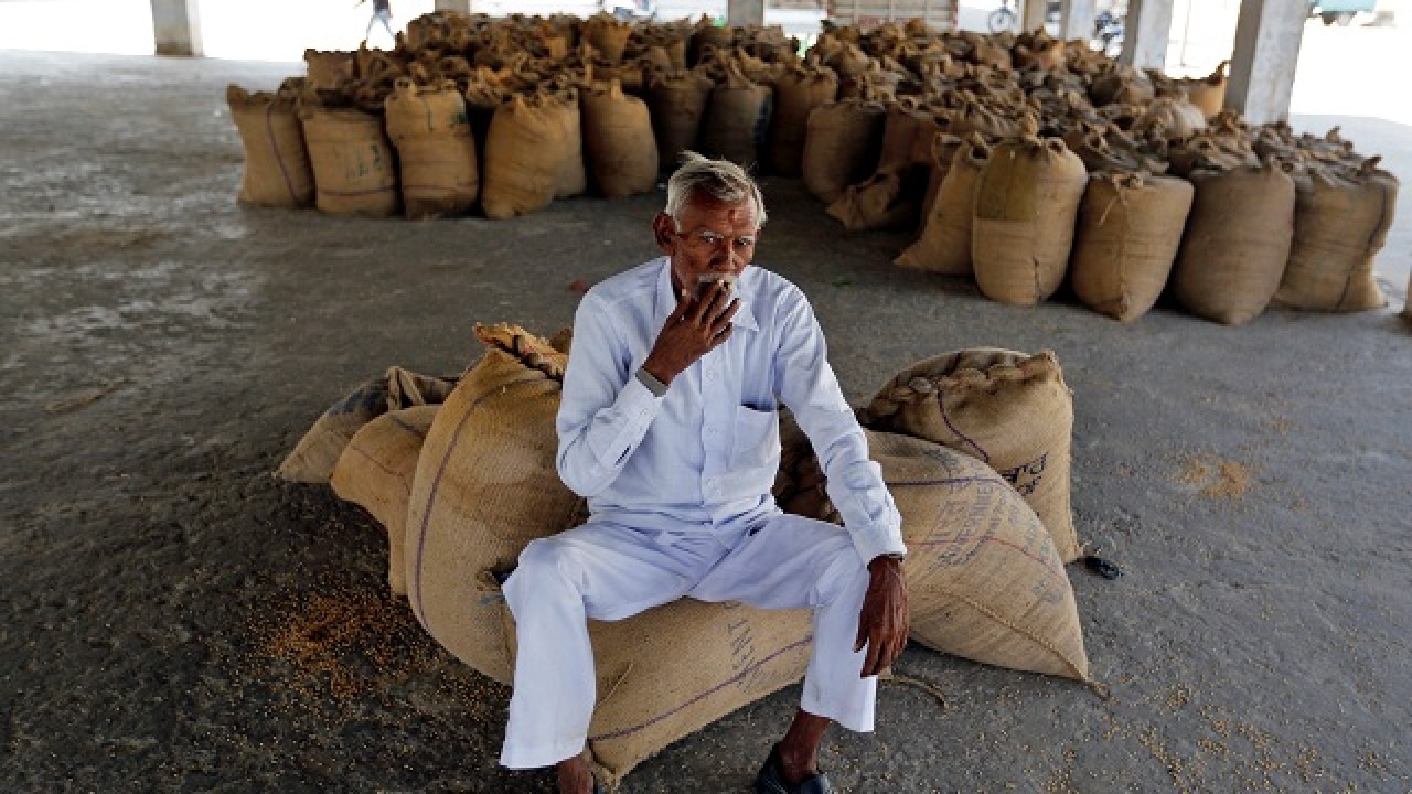 Indian farmers fear losing crops & from govt