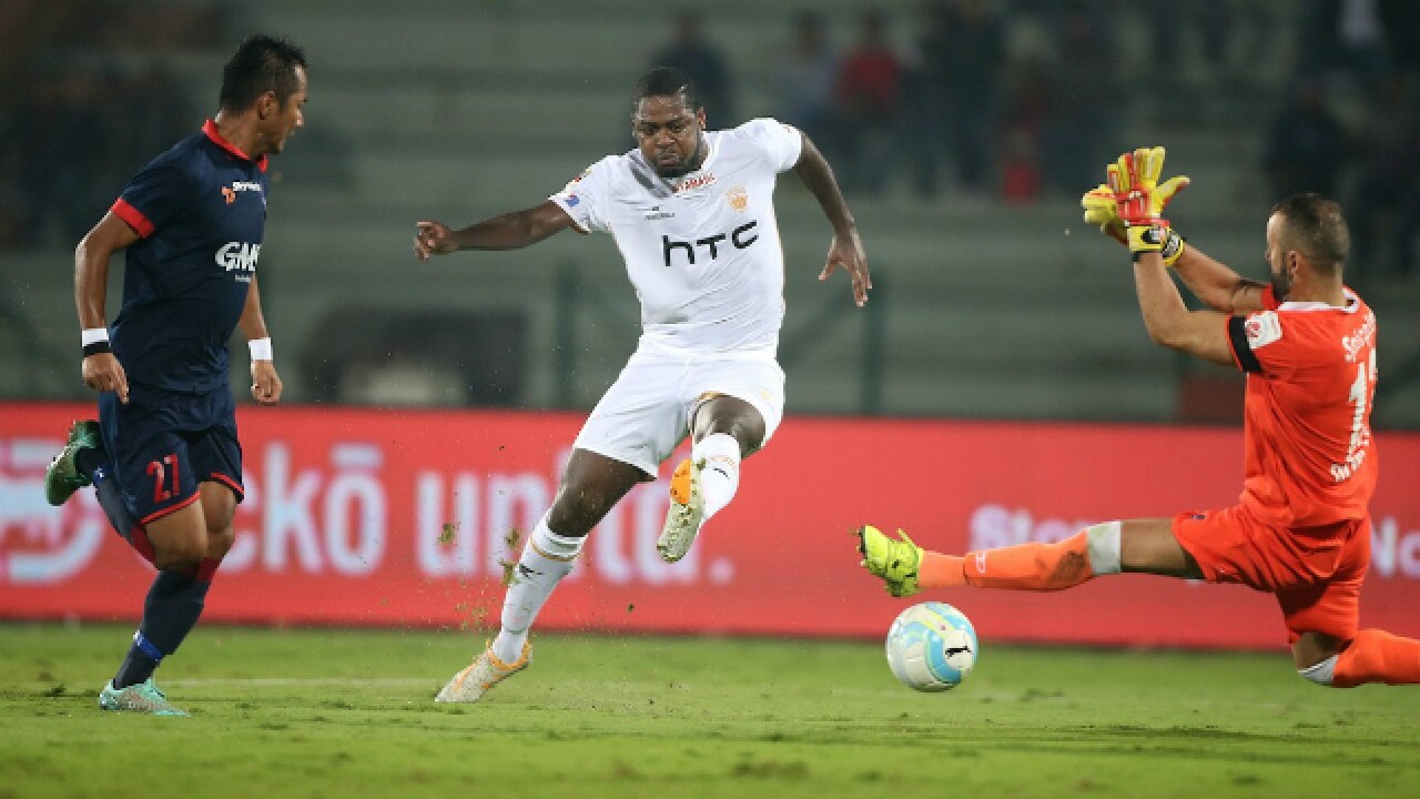 Isl 2016: northeast down high flying delhi dynamos to keep play-offs hopes alive