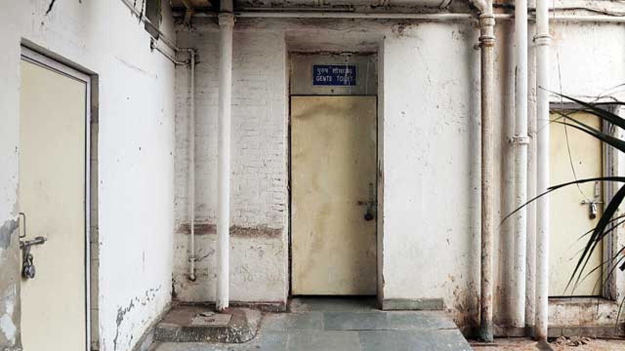 Premier Safdarjung hospital shuts toilets at 4pm
