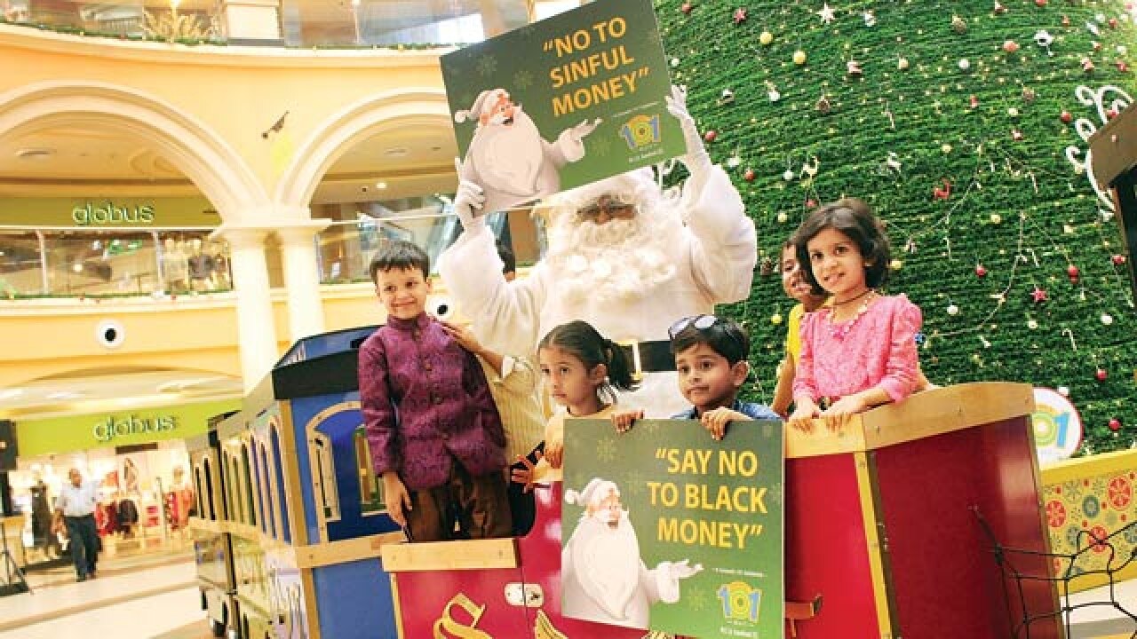 Growel’s 101 Mall ‘allwhite’ Santa a big hit