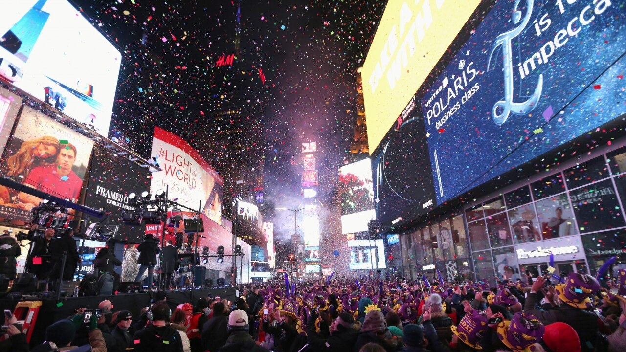 New York: Times Square lets the ball drop