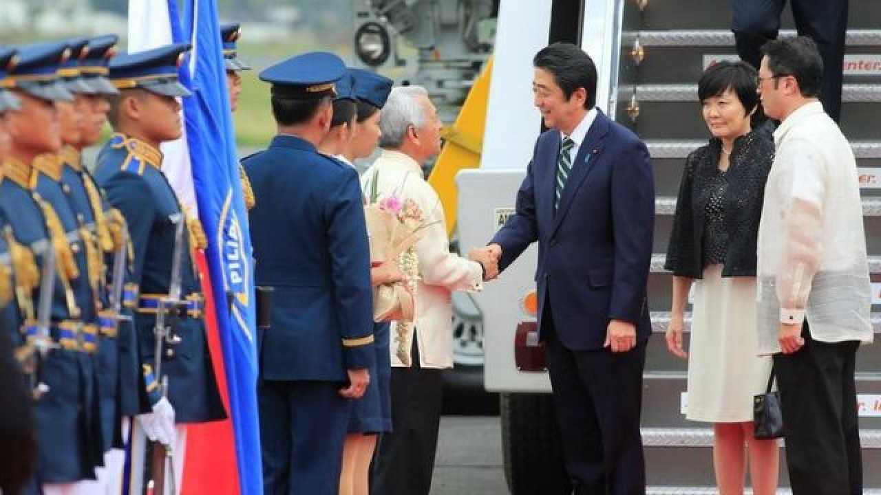 Japan's Shinzo Abe visits Philippines as Rodrigo Duterte's first top guest