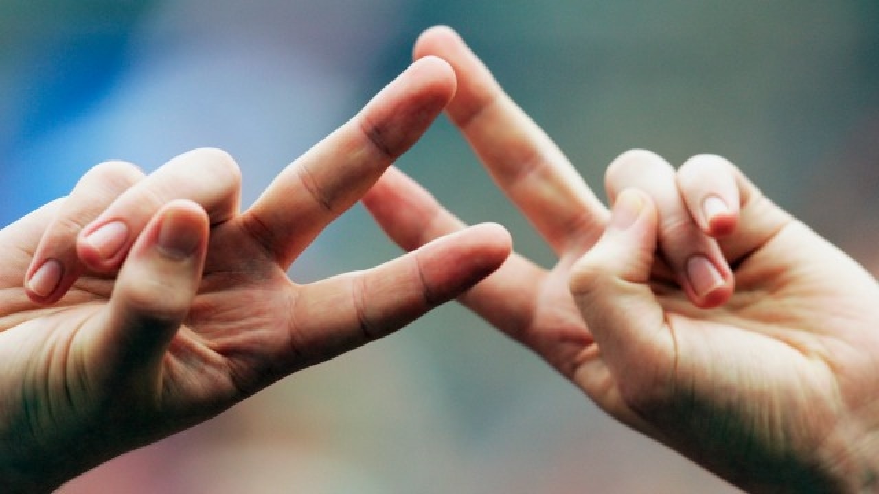 Researchers say fingerprint data vulnerable in "peace" photos