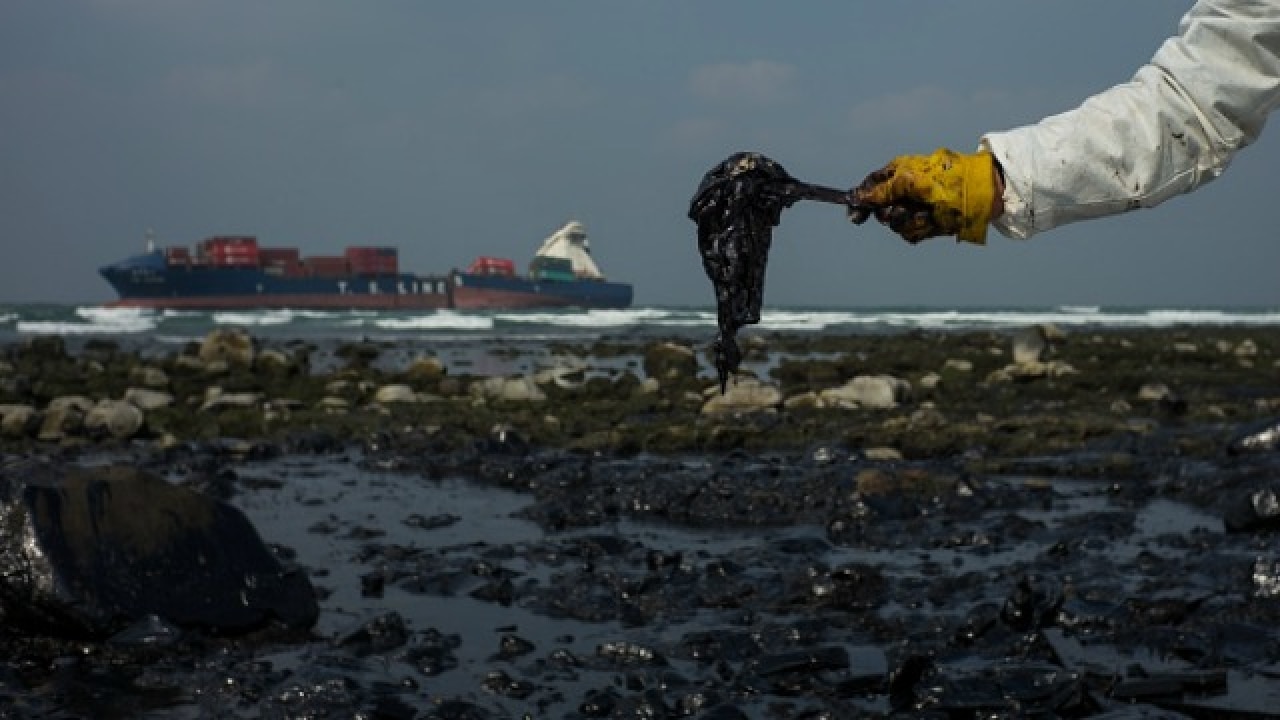 Kuwait declares state of emergency over oil leak on shore