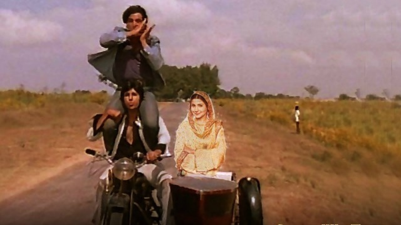 WHOA! Shashi was there with Jai and Veeru in &#39;Yeh Dosti Hum Nahi Todenge&#39; song!