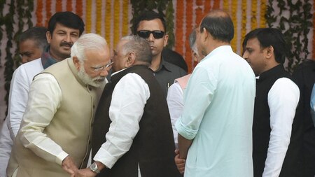 Mulayam and Modi have a brief exchange of words
