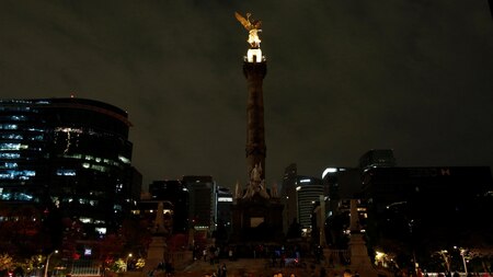 After: Lights off at the 'Angel de la Independencia' in Mexico