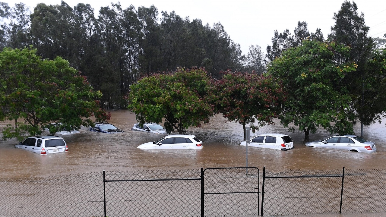 Cyclone Debbie hits Gold Coast