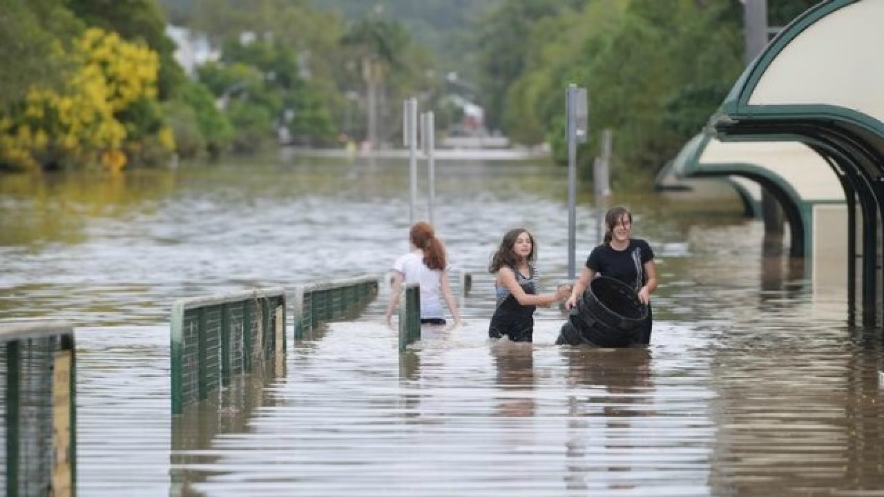 Death toll rises to three in aftermath of Australian Cyclone Debbie