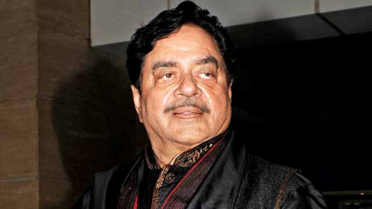 This Is Slander Shatrughan Sinha Lashes Out Against Mla S Comment On Hema Malini Hema malini, shatrughan sinha, luv sinha. shatrughan sinha lashes out against