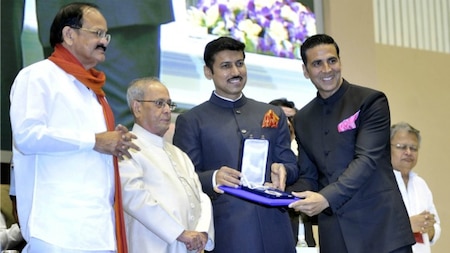 Akshay Kumar receives his Award