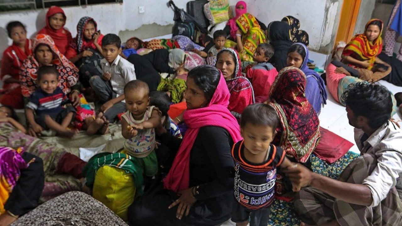 Cyclone Mora hits Bangladesh coast, 300,000 people evacuated
